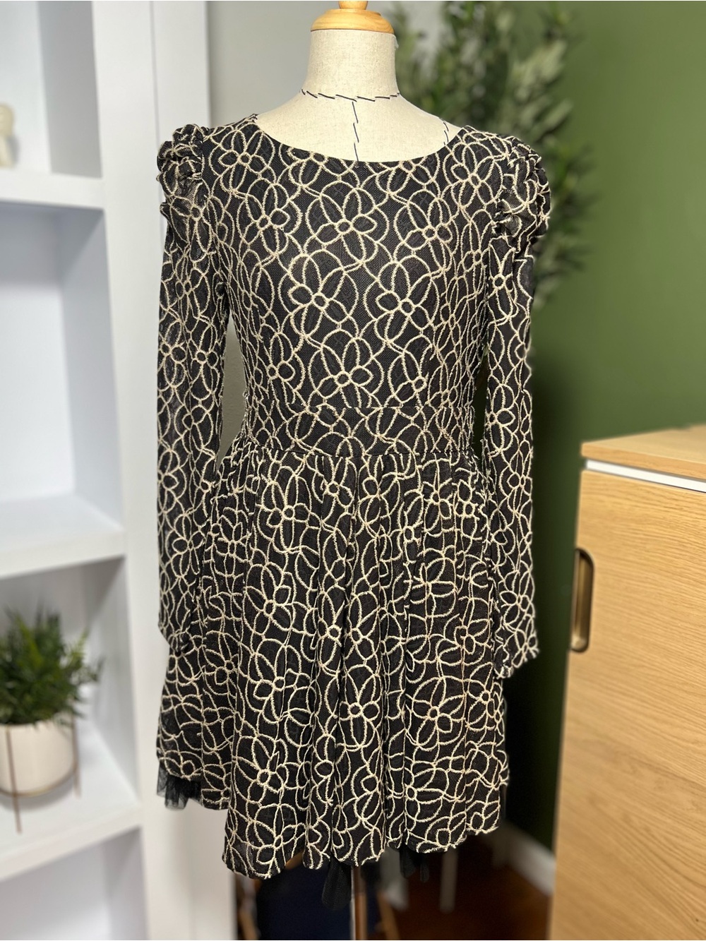 Foluoaiya Black Floral Embroidered Dress Size L